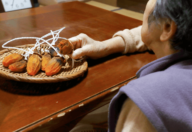 帰省直後…「何その服！？」部屋でくつろぐ両親の“異様な服”に絶叫。直後⇒「これは…」母の一言にあ然…