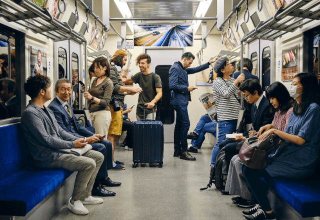 電車で…隣の乗客の様子に”異変”が。次の瞬間→「なんで…！！」立ち上がった乗客が”大声”で叫び始め――！？