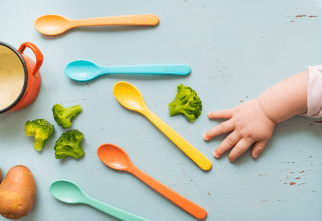 子どもの食べこぼし対策！手間なく清潔に保つ方法