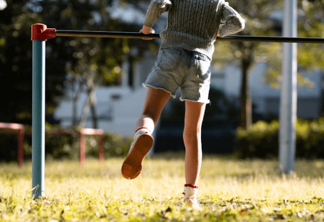 子どもが鉄棒の前回りをマスターするための心得とは？恐怖心の克服がカギ！
