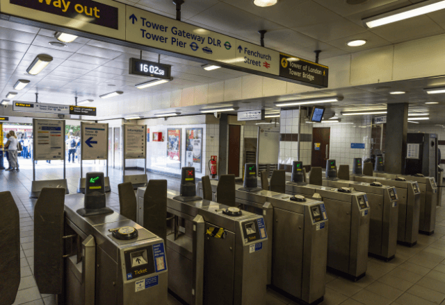 「間に合わねーだろ！」私を突き飛ばし駅員にキレる男。直後⇒周囲の人々が放った“痛烈な一言”に赤面─！？