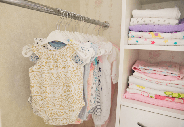 リビングでもすっきり！子ども服をおしゃれに整理する3つの収納法
