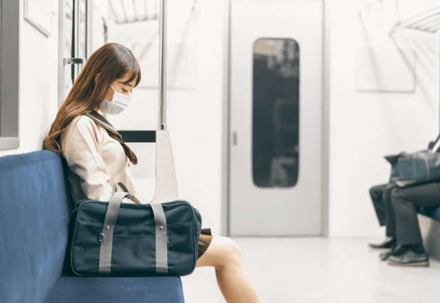 電車で…男性に絡まれる女子高生を救った私。だが2ヶ月後⇒「あの時は…」まさかの人物として現れて―！？