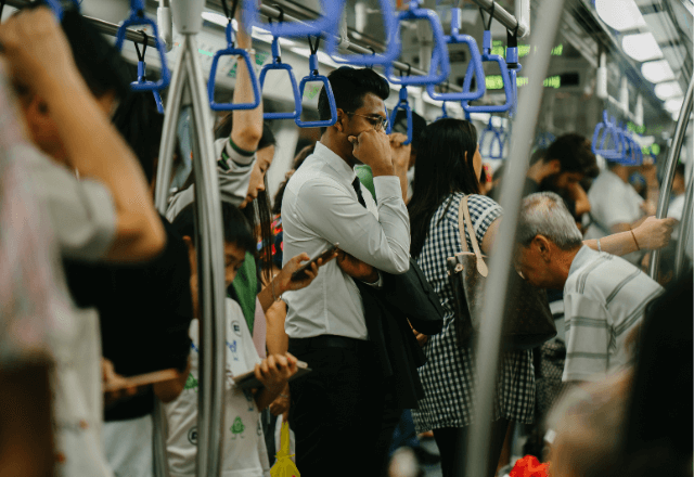 電車で…子どもにベビーカーをぶつけられ注意すると、母親「ベビーカー優先でしょ！？しかも…」