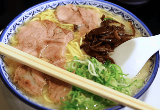ラーメン屋で…私「私だけ肉少なくない？」友人「本当だ…」店主に確認した結果⇒【衝撃の反撃】に店内騒然―！？