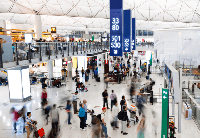 「ふざけるな！」空港の遅延トラブルで怒鳴る乗客たち。直後⇒配られた【意外な差し入れ】でまさかの展開に…！？