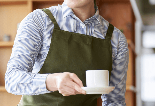 カフェで…飲みかけのドリンクを勝手に下げた店員。「まだ飲んでます」と言った結果⇒衝撃の返答に「え？」