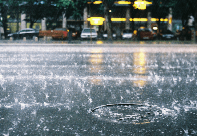 バス停で…大雨のなか傘を忘れてずぶ濡れで立ち尽くす私。直後⇒突然近付いてきた男性の“ある行動”にゾッ…