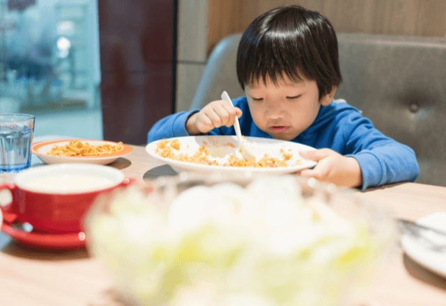 おやこでディナー！お店選びのコツと持ち物リストで安心外食