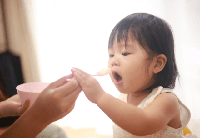 こぼすからって「親が食べさせる」のはちょっと待って！食事のイライラがゼロになる保育士の逆転発想