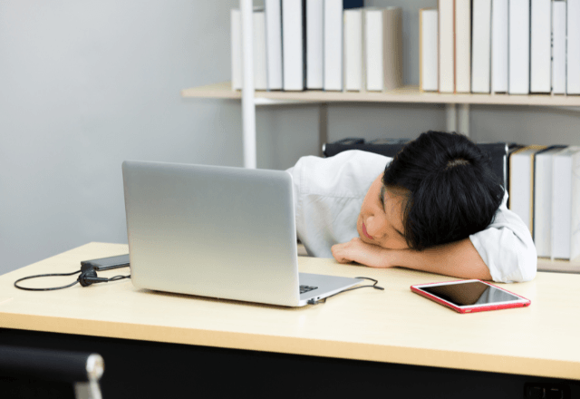 職場で…派遣を見下し“仕事を丸投げ”する新人。直後⇒「この書類…」新人がやらかした【信じられない失態】に絶句…