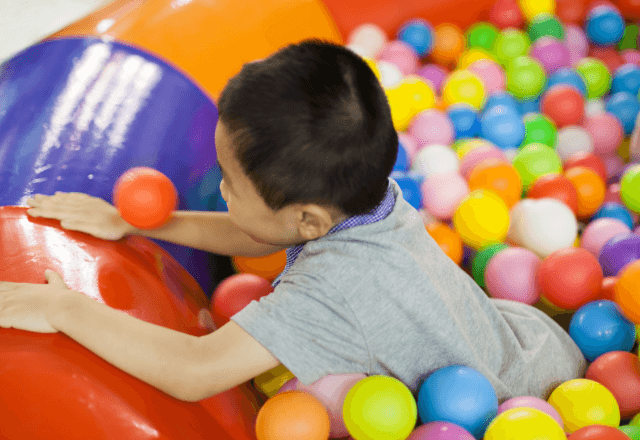 遊び場で…5歳児連れの親子が入場。だが5分後⇒スタッフ「退場して下さい」母親が犯した“最大のタブー”とは…