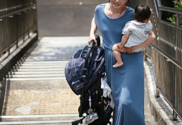 電車で…「ベビーカー持ちます」母親を助けた学生。数時間後、バイト先で⇒家族客「先程は…」来店理由に涙…