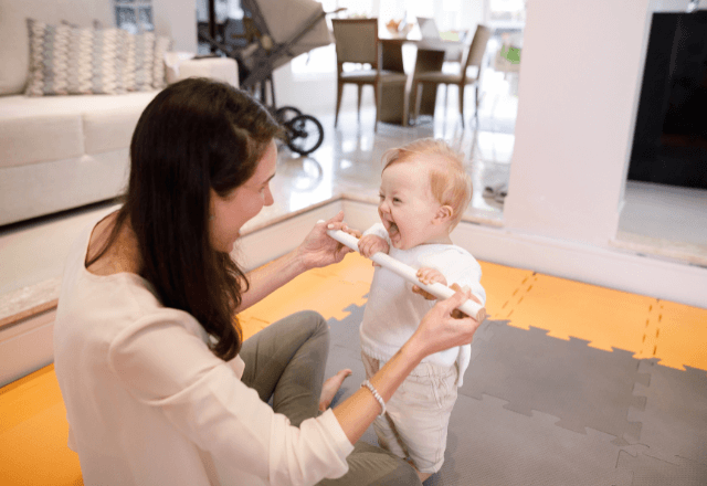 泣いて嫌がる子も！つかまり立ちを始めるための「スキンシップ練習」3つのコツ