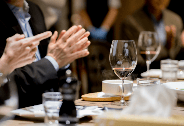 食事会で…嘘の集合時間を伝えた同期「高卒は時間も守れないんだ（笑）」私「帰りまーす」直後⇒私の”正体”を知り顔面蒼白⁈