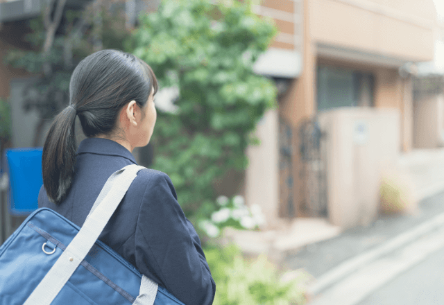 下校中…ぐったりした年配女性を介抱した高校生。家まで送り届けた結果⇒「お礼に…」まさかの提案に「夢…？」