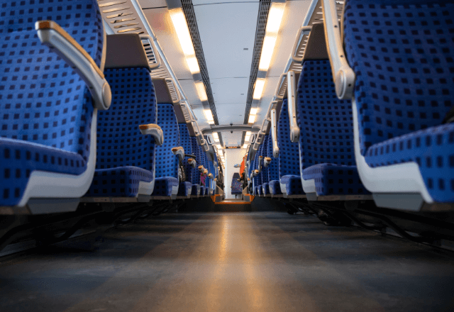 新幹線で…指定席に向かうと、なぜか人だかり。「僕の席です」と声を掛けた直後⇒車内がどよめいた理由に「え？」