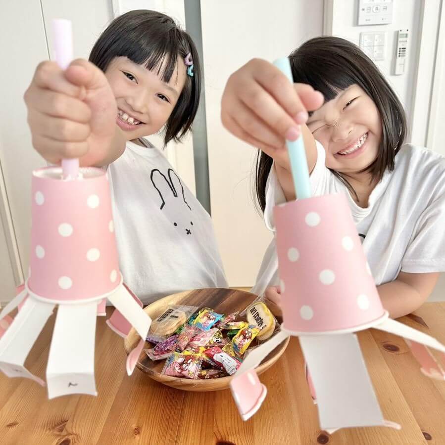 紙コップ2つで作る【無限クレーンゲーム】の作り方！「もう終わり！」のストレスなしで小学生姉妹が夢中に♪