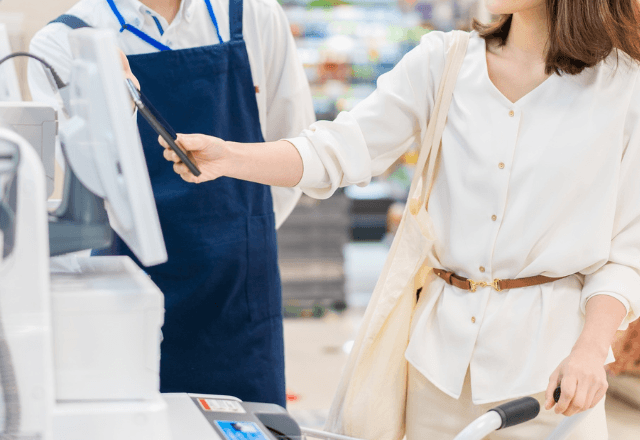 「おつりが間違ってますよ？」スーパーで”レジのミス”を注意した直後⇒店員の【衝撃の対応】に店内騒然…
