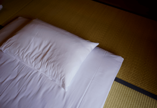 義実家に帰省中…嫁「おやすみなさい」義母「良い夢を」翌朝⇒「嫁なんだから…」“布団叩き”で起こされたワケ…
