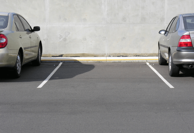 駐車場で…なぜか私のスペースに駐車する見知らぬ女性。慌てて呼び止めた結果⇒判明した"衝撃の事実"に絶句…
