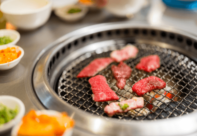 人気焼肉店で…予約無視＆配膳ミスの連続。さらに会計時⇒店員達がとった【ありえない行動】に絶句…