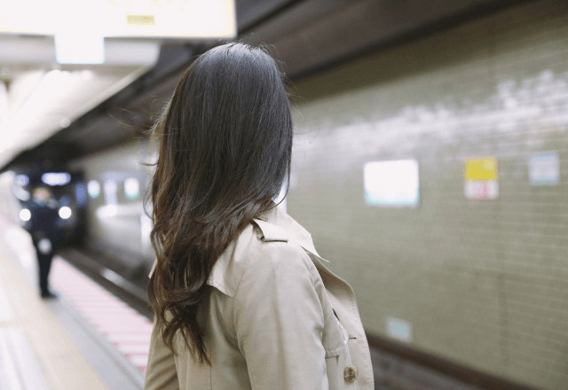 駅で…学生時代の友人に遭遇するも、その様子に違和感。だが電車が来た瞬間⇒【衝撃の真相】に「え…！？」