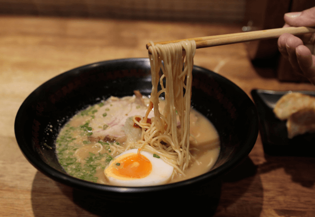 私「麺が生煮えです」店員「はいはい」作り直した丼が置かれた直後⇒「警察呼ぶぞ！」店員に【脅迫】されて…