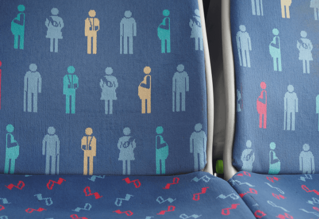 満員電車で…空いた優先席を荷物で塞ぐ女性。周囲がドン引きした直後⇒女性が【席を死守した理由】に涙…