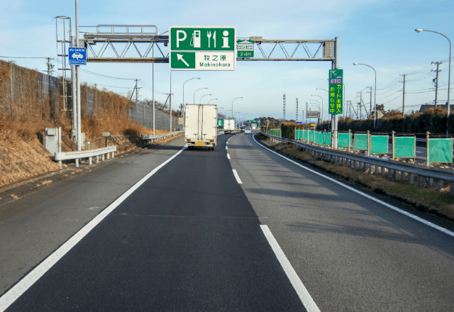 高速で…妻「休憩しよう」私「うん」だがSAに入った瞬間⇒「止まれェ！」前方から“義母”が走って来て…