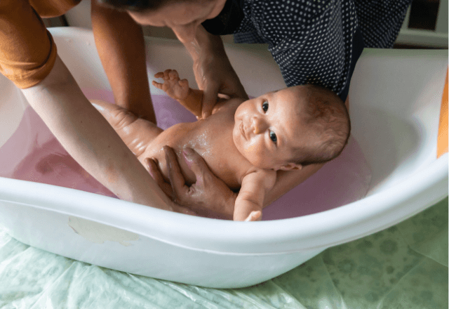 赤ちゃんの沐浴の仕方は？準備や洗い方のコツ、注意点を丁寧に解説