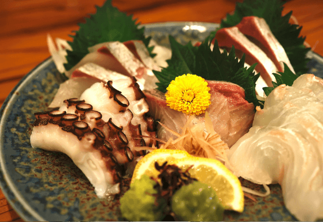 寿司屋で…「これ、ツマの下に何か…」店員が青ざめて皿を回収した直後⇒店長「あれは…」衝撃の真相に震える…