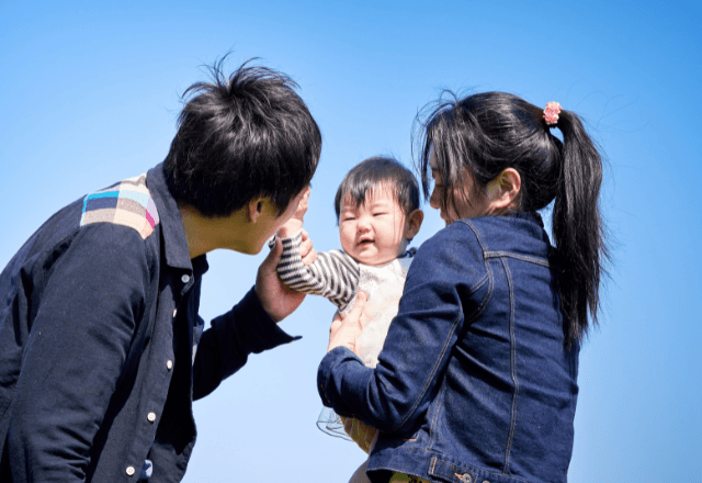 「パパの抱っこで大号泣！」でも無理にあやすのはちょっと待って！保育士直伝“あえて離れる見守り術”が効く