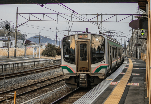 電車で…女性「服が裏表逆ですよ」男性に声を掛けた瞬間⇒電車が緊急停止！？乗客騒然のそのワケとは…