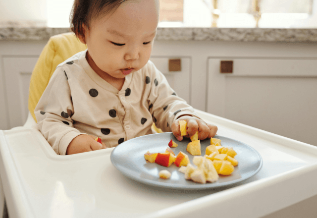 手づかみ食べ離乳食のコツ！食べやすいサイズやおすすめ食材を紹介