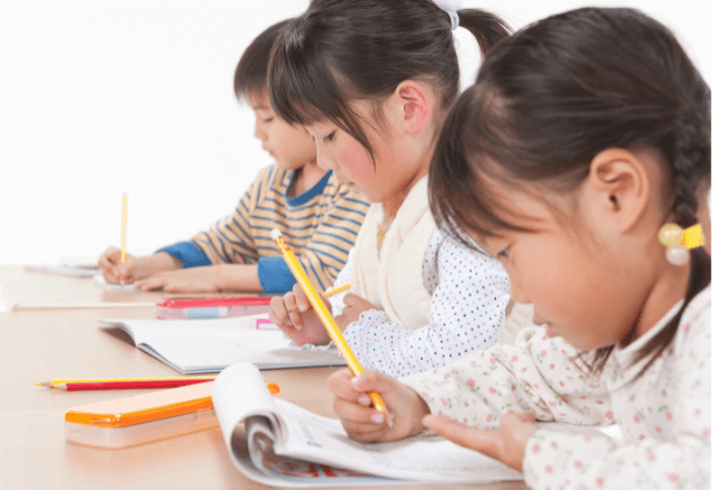 狭いリビングでも大丈夫！おやこで楽しく取り組む学習環境作りのコツ