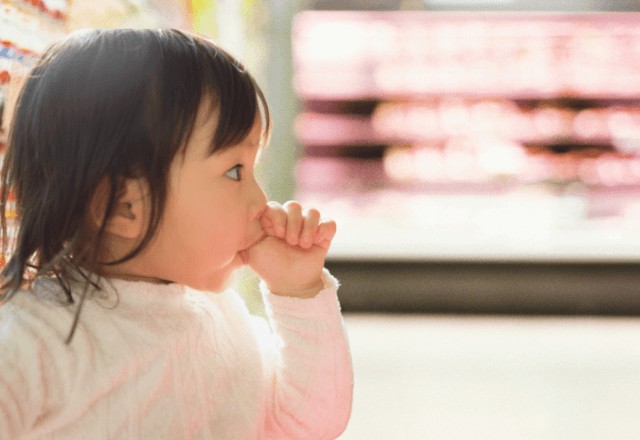 スーパーで…小さな子どもが一人で店内でウロウロ。男性客が声を掛けた瞬間⇒「何してるの！」まさかの事態に―！？