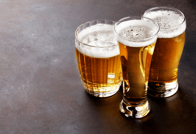 会社の飲み会で…同僚「中卒が調子乗んなよ！」ビールをかけられるも…直後⇒取引先の社長「彼になんてことを！」同僚「へ？」