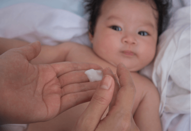 【赤ちゃんの保湿ケア】クリームの選び方と嫌がるときの塗り方のコツ