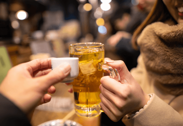 居酒屋で…「生ビールくださーい！」仲良しカップルが来店。だが数分後⇒店内に“ジョッキ”が飛び交って―！？