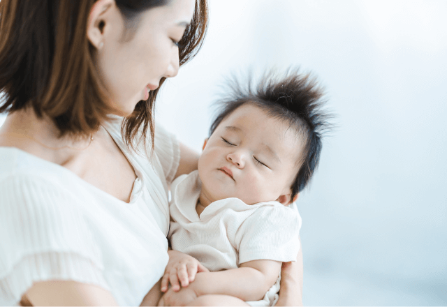 縦抱きで赤ちゃんを安心させるコツと注意点