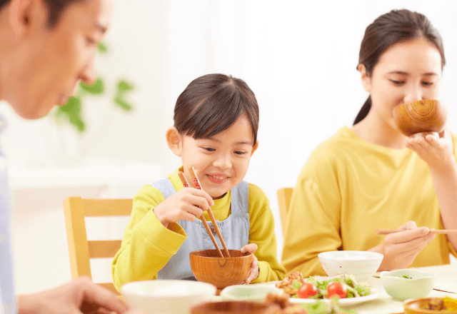 握り箸はマナー違反？子どもの正しい持ち方をサポートするコツと直し方