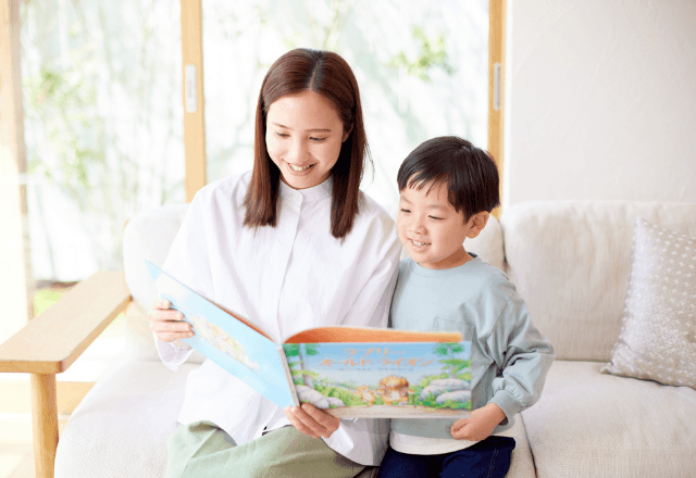 おやこの絆が深まる！読み聞かせの効果と年齢別のコツ