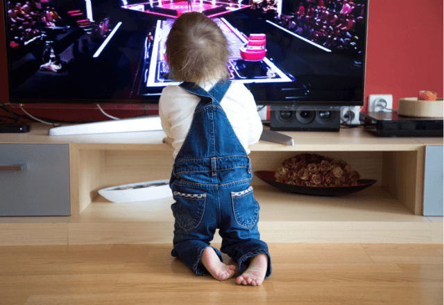 赤ちゃんとテレビ｜適切な距離と付き合い方
