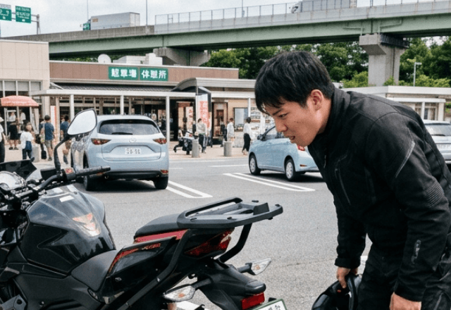 高速道路で…後続車が突然のパッシング。SAに入った結果⇒【まさかの事態】に顔面蒼白…！？