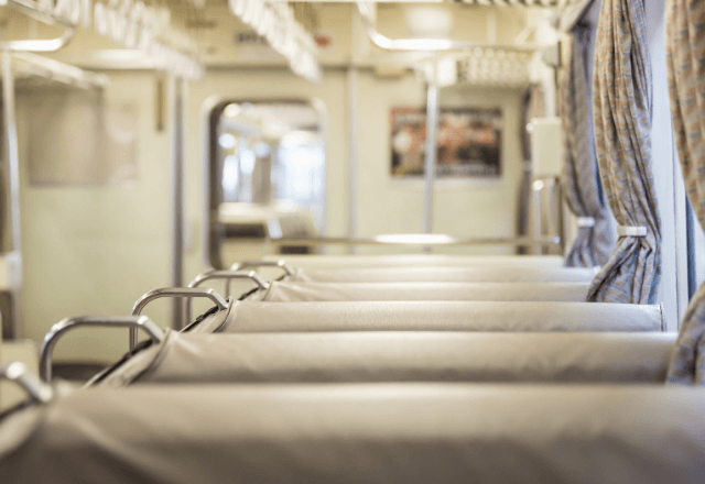 電車で…母と雑談中、突然の急停止。直後⇒「皆様…」続くアナウンスに“顔面蒼白”になったワケ…