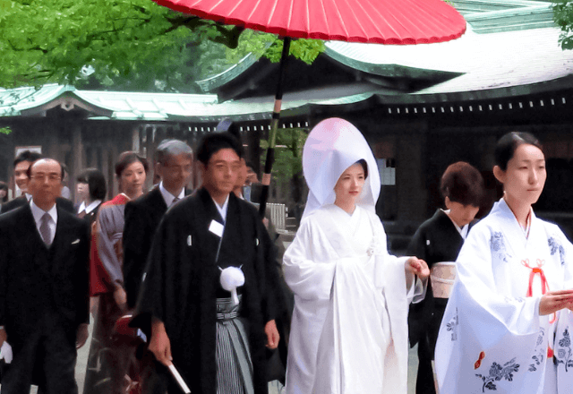 結婚式の控室で…目が血走った新婦「声が聞こえる…」直後⇒友人「結婚式は中止！！」その理由に…一同騒然