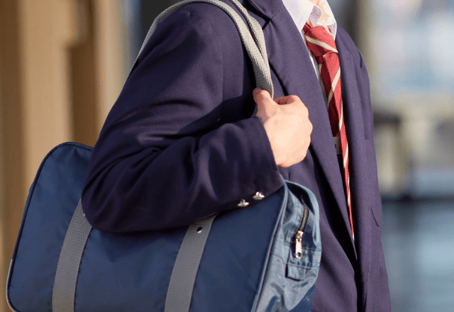 電車で…部活帰りの高校生に声を掛けた年配女性。直後⇒高校生「すみません…」号泣したまさかの理由に涙…