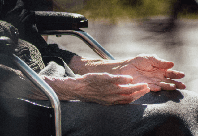 高級レストランから追い出された『みすぼらしい老人』に食事を提供した結果⇒老人の【本当の正体】に全員「え？」