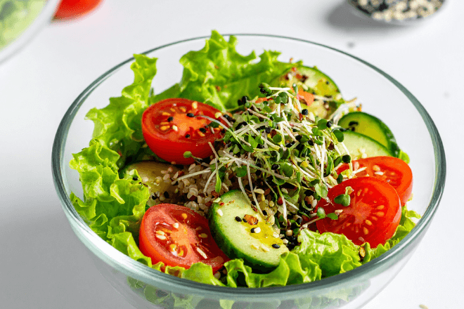 家族でファミレスへ…サラダに【他人の髪の毛】が混入！？店員に伝えた結果…⇒まさかの接客態度に唖然…